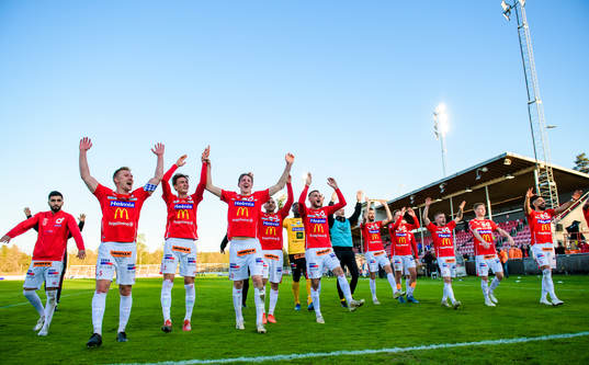 Degerfors spelare jublar och tackar publiken