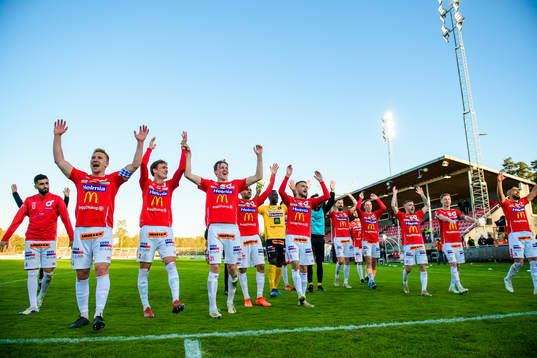 Degerfors spelare jublar och tackar publiken