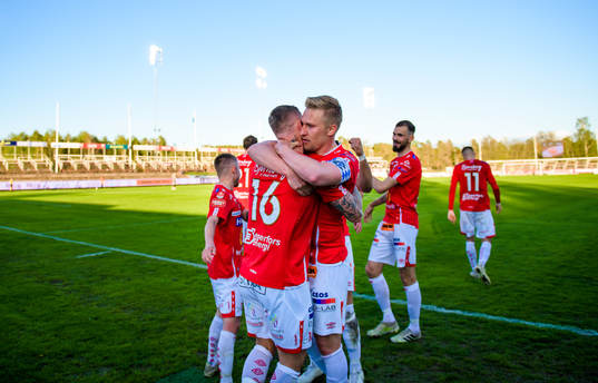 Degerfors Victor Edvardsen och Oliver Ekroth jublar