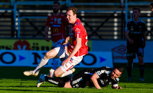 Degerfors Adam Carlén och Örebros Nordin Gerzic
