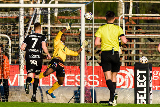 Degerfors målvakt Ismael Diawara