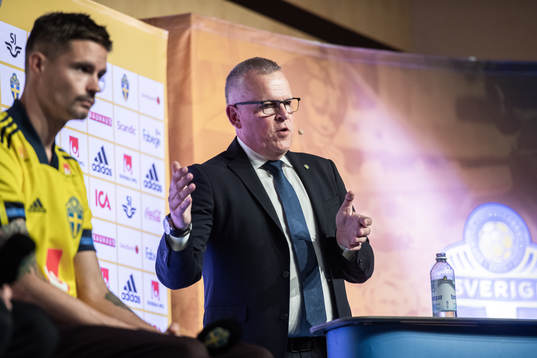Mikael Lustig and head coach Janne Andersson of the Swedish