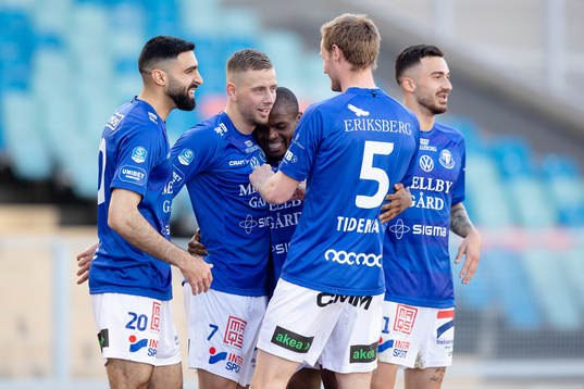 Trelleborgs Petar Petrovic jublar ihop med lagkamrater