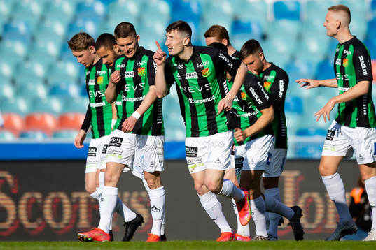 GAIS Adnan Maric jublar med lagkamrater