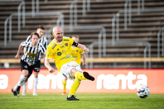 Falkenbergs Christoffer Carlsson gör 0-1 på straff