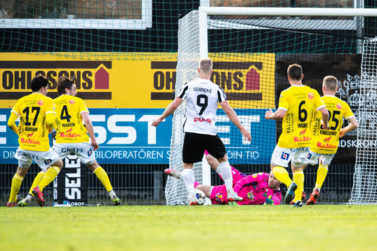 Landskronas Linus Olsson gör 2-1 bakom Falkenbergs