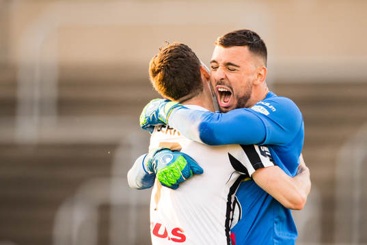 Landskronas målvakt Amr Kaddoura och Alexander Tkacz jublar