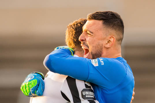 Landskronas målvakt Amr Kaddoura och Alexander Tkacz jublar