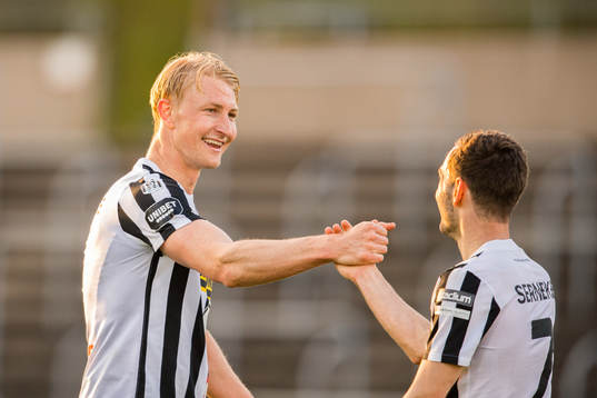 Landskronas Viktor Wihlstrand jublar med Alexander Tkacz