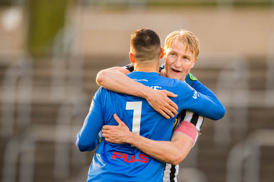 Landskronas Viktor Wihlstrand jublar med målvakt Amr