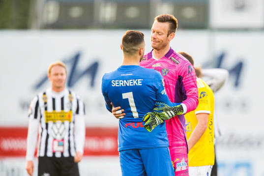 Falkenbergs målvakt Viktor Noring och Landskronas målvakt