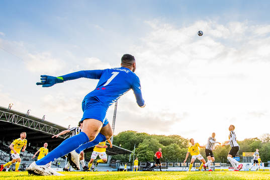 Falkenbergs Kalle Björklund mot Landskronas målvakt Amr