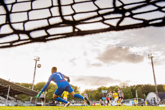 Falkenbergs Edi Sylisufaj skjuter mot Landskronas målvakt