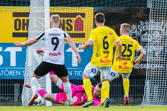 Landskronas Linus Olsson gör 2-1 mot Falkenbergs målvakt