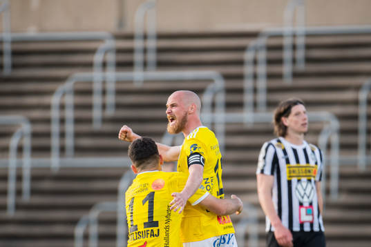 Falkenbergs Christoffer Carlsson jublar med Edi Sylisufaj