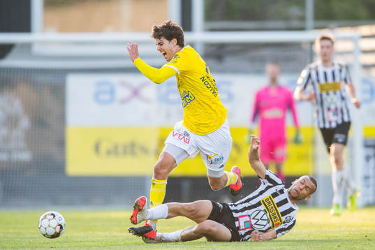 Falkenbergs Matthew Garbett tacklas av Landskronas Sumar