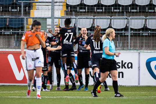 Linköpings Frida Leonhardsen Maanum jublar med lagkamrater