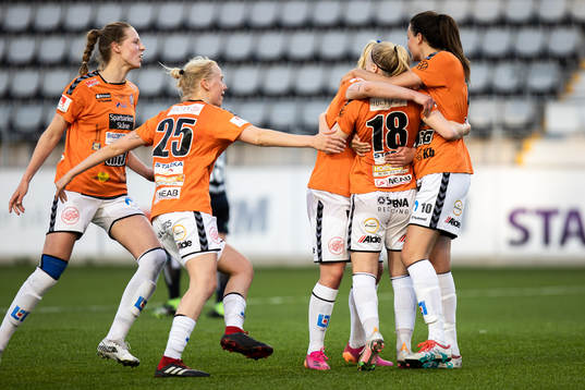 Kristianstads Jutta Rantala jublar med lagkamrater