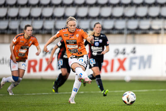 Kristianstads Jutta Rantala gör 1-1 på straff