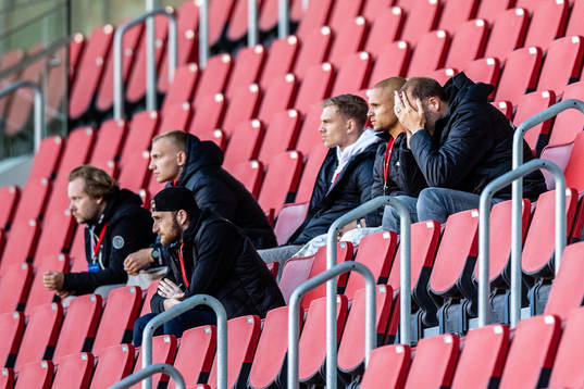 Helsingborgs Andreas Granqvist (t.h) deppar på läktaren
