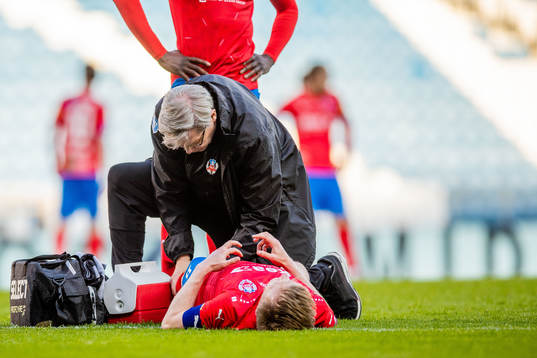 Helsingborgs Andreas Landgren undersöks av head of medical