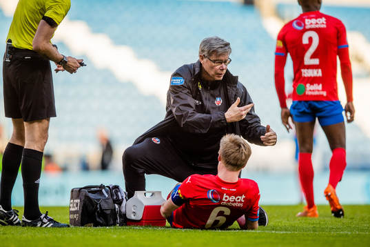 Helsingborgs Andreas Landgren undersöks av head of medical