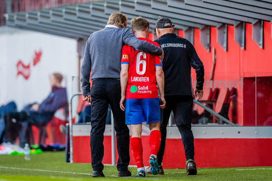 Helsingborgs tränare Jörgen Lennartsson kramar om Andreas