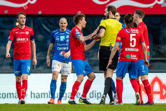 Helsingborgs Bödvar Bödvarsson i diskussion med domare
