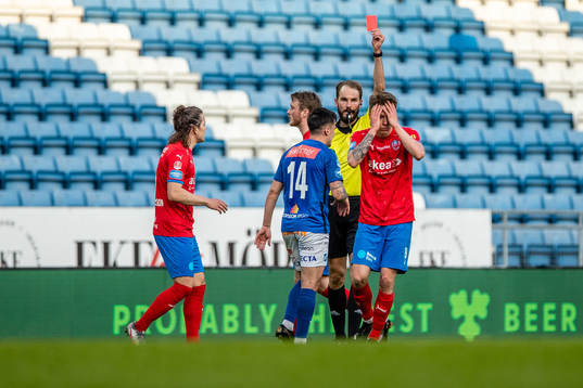 Domare Andreas Dufva-Johansson tilldelar Helsingborgs