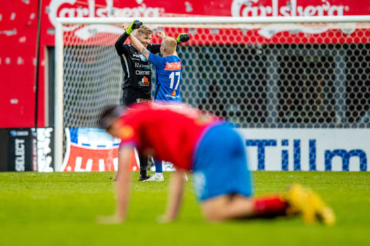 Norrbys målvakt Hampus Falk och Viktor Bergh jublar