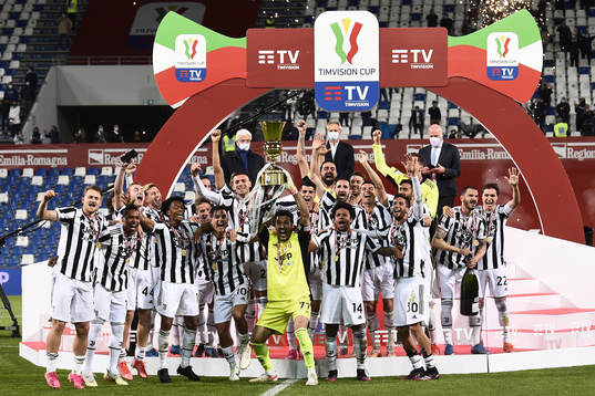 Dejan Kulusevski  and the players of Juventus celebrate