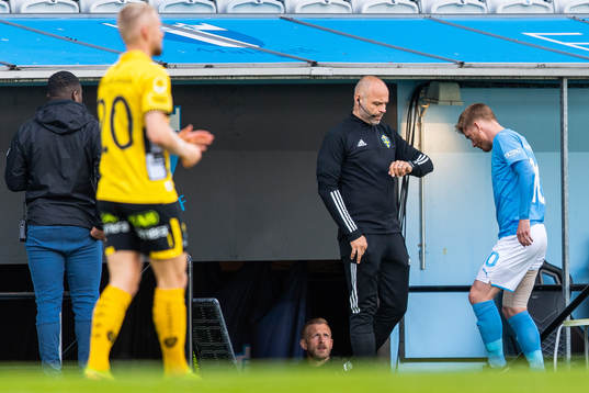 Malmö FFs Anders Christiansen lämnar plan skadad