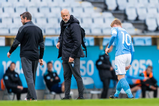 Malmö FFs Anders Christiansen lämnar plan skadad