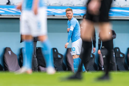 Malmö FFs Anders Christiansen lämnar plan skadad