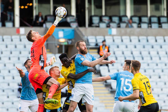 Elfsborgs målvakt Tim Rönning boxar bollen framför
