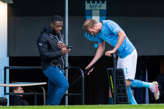 Malmö FFs Ola Toivonen lämnar plan