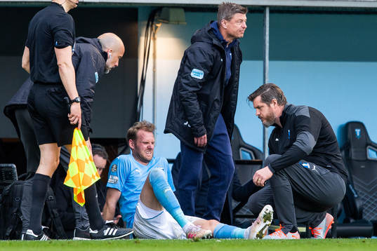 Malmö FFs Ola Toivonen får vård av läkare Ola Svejme