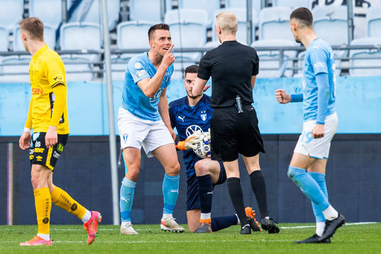Malmö FFs Jonas Knudsen reagerar mot domare Adam Ladebäck