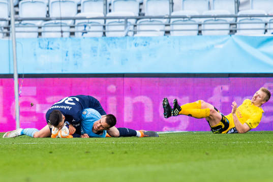 Malmö FFs målvakt Marko Johansson ovanpå Jonas Knudsen