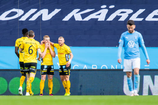 Elfsborgs Per Frick jublar med Simon Strand