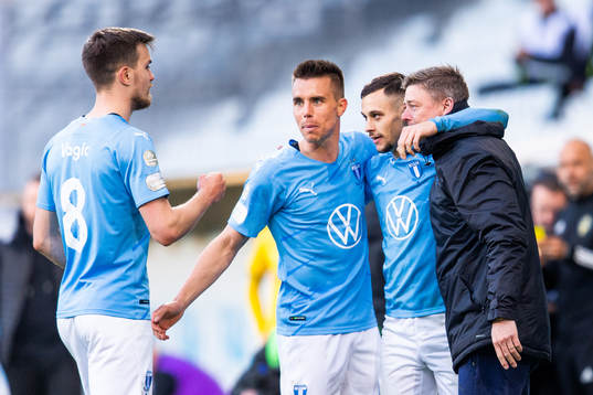Malmö FFs Veljko Birmancevic (mitten) jublar med Jonas