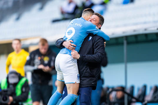 Malmö FFs Veljko Birmancevic jublar med huvudtränare Jon