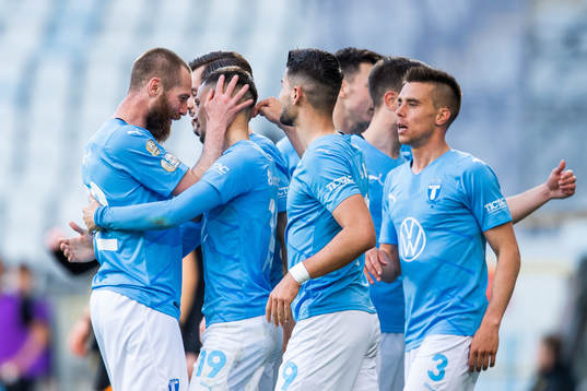 Malmö FFs Jo Inge Berget jublar med Veljko Birmancevic som