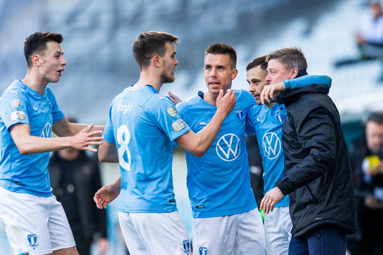 Malmö FFs Veljko Birmancevic (mitten) jublar med Anel