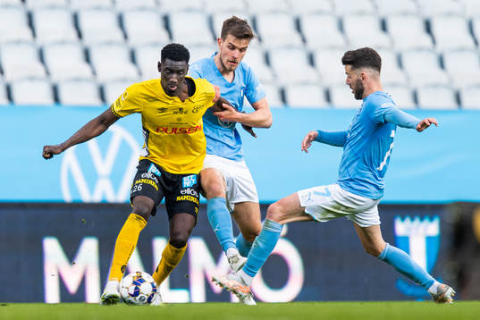 Elfsborgs Marokhy Ndione i kamp om bollen med Malmö FFs