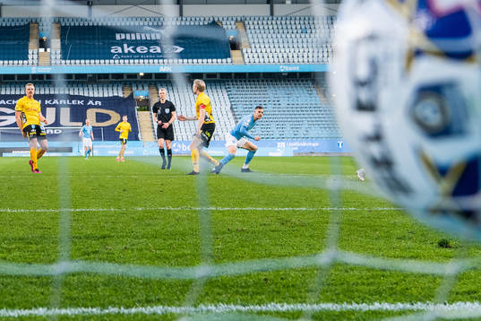 Elfsborgs Per Frick och Johan Larsson ser Malmö FFs Veljko