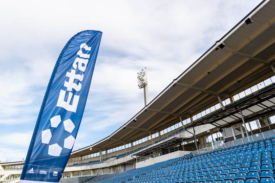 Interiör vy över Malmö Stadion med Ettan-flagga