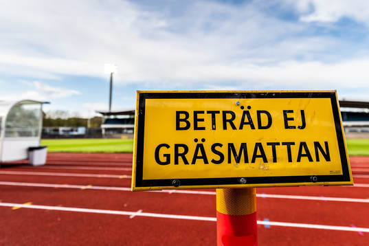 Skylt på Malmö Stadion som säger ”Beträd ej