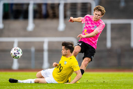 IFK Malmös André Strandberg med en tackling på Lunds