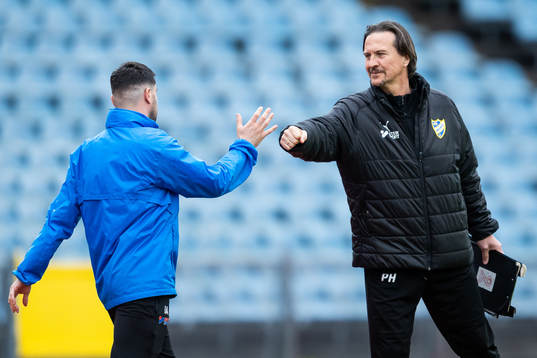 IFK Malmös tränare Per Harrysson hälsar på Lunds